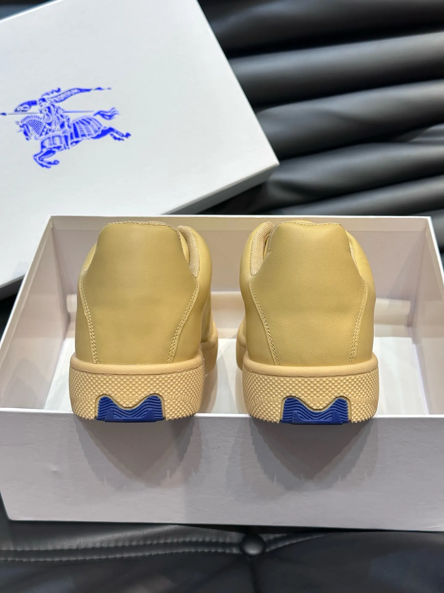 Factory price: 500💰Burberry Box series👫Thick-soled casual sports shoes for couples, cool sneakers and bread shoes, purchased and developed from the original version, the top version of the Box series sports shoes, made of original plaid/knitted fabric, embellished with embossed Equestrian Knight logo (EKD). Made of mesh lining, the laces are decorated with metal coils, the rubber sole is decorated with the Burberry letter logo, and the original molded 3.5CM two-color T men's shoe 💰U outsole! Code number: 35-45 (35-45 customized)